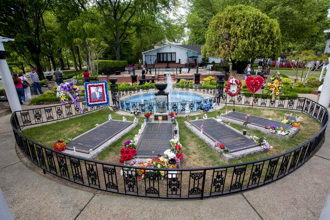 Elvis Presley je pokopan v Gracelandu, poleg njega pa ležita njegova starša in babica. | Foto: AP / Guliverimage