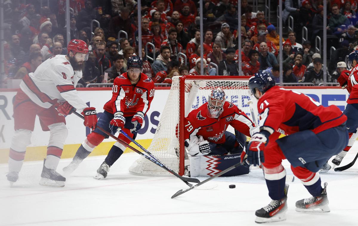 Carolina Hurricanes : Washington Capitals | Hokejisti Washington Capitals so z zmago nad Carolina Hurricanes s 3:1 prevzeli vodstvo v metropolitanski skupini. | Foto Reuters