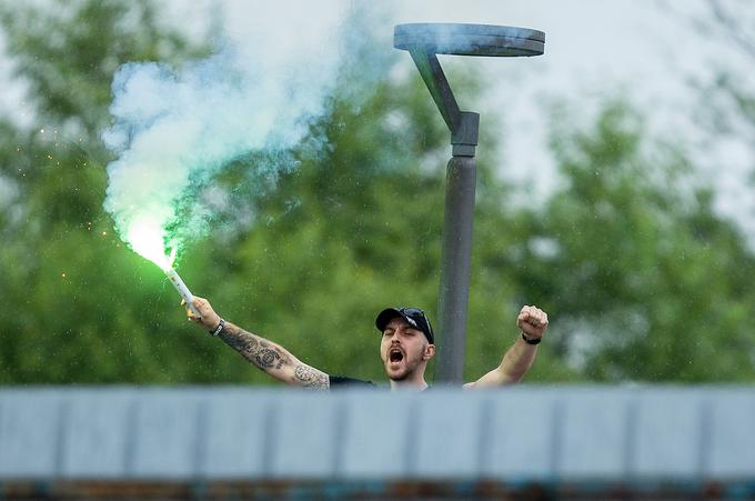 Navijači Olimpije so spremljali dvoboj na "drugi strani" domžalskega Športnega parka. | Foto: Vid Ponikvar