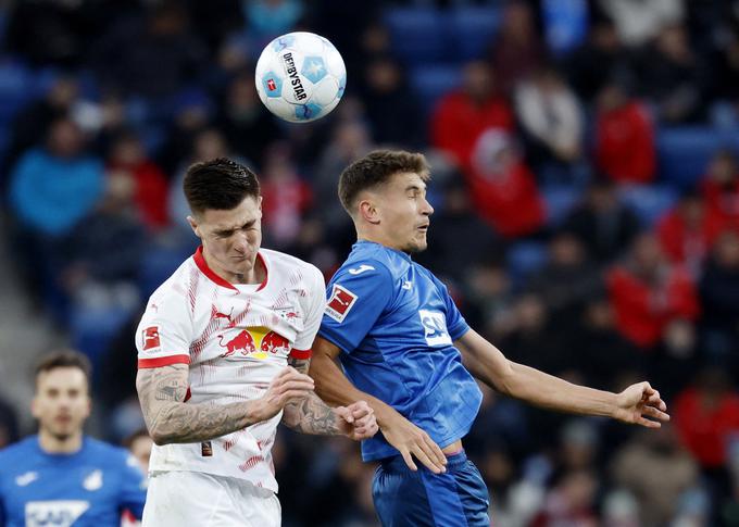 RB Leipzig je trikrat vodil na gostovanju pri Hoffenheimu (1:0, 2:1 in 3:2), a vseeno ostal brez točk. Tako se je Benjamin Šeško boril za žogo s Tomom Bischofom. | Foto: Reuters