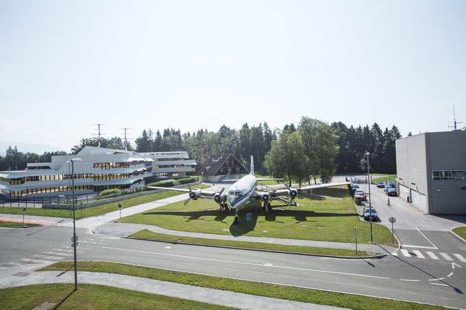 Kot projekt, ki bo pomemben z vidika zagotavljanja vzdržnosti poslovanja, Aerodrom Ljubljana omenja tudi Fraportovo letalsko akademijo. Ta naj bi začela delovati konec tega leta, z njo pa bo na Brniku vzpostavljen izobraževalni center za vse zaposlene v skupini Fraport. | Foto: 