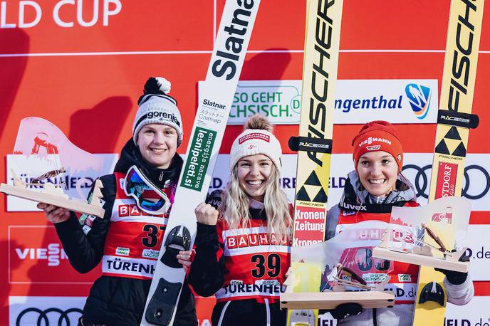 Klingenthal Ema Klinec stopničke | Ema Klinec je v Klingenthalu zaostala le za zmagovito Avstrijko Chiaro Hölzl. | Foto Sportida