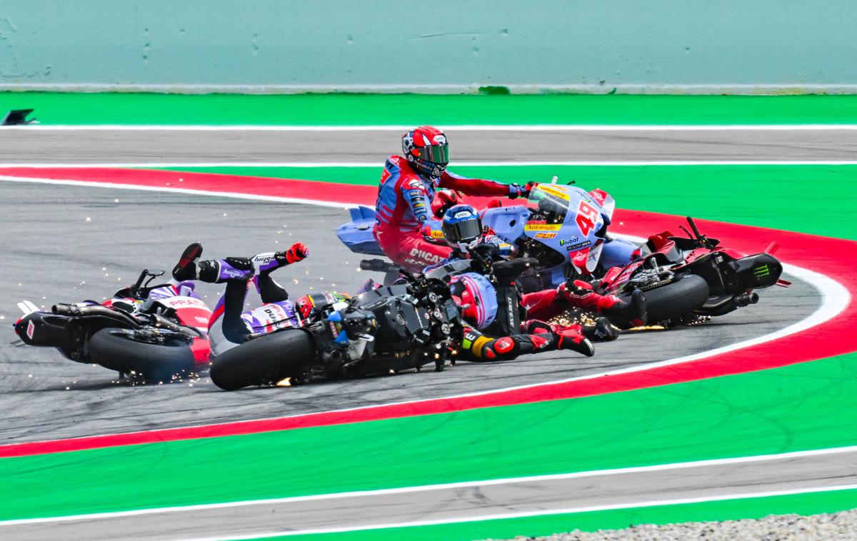 padec motoGP Barcelona | Enea Bastianini je v padcu štirih voznikov najbolj nastradal. | Foto Guliverimage