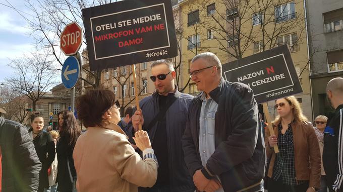 Predsednik HND Hrvoje Zovko je med protestnim sprehodom večkrat po megafonu dejal, da je protest glas novinarjev proti uničevanju novinarstva kot javne dobrine ter da je treba povedati, da je dovolj. Poudaril je, da "vsak klatež in kriminalec lahko toži novinarje za duševne bolečine, tudi če gre za objavo resničnih dejstev". | Foto: STA ,