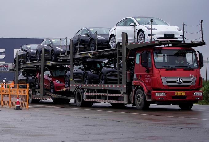 Tesla iz tovarne v Šanghaju avtomobile pošilja tudi v Evropo, pomembno logistično pristanišče je Luka Koper. | Foto: Reuters