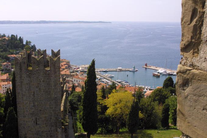 Obala ob Piranskem zalivu, ki je danes jabolko spora med Slovenijo in Hrvaško, je bila vse do izselitve Italijanov v letih po drugi svetovni vojni z vseh strani večinoma poseljena z italijansko govorečimi prebivalci.  | Foto: Tina Deu