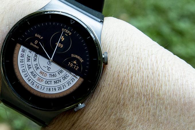 Pametna ura Huawei Watch GT 2 Pro deluje na operacijskem sistemu Lite OS, kar pomeni, da ne dopušča nalaganja programov in številčnic tretjih proizvajalcev, a je ponudba mogočih številčnic vendarle pestra. | Foto: Ana Kovač