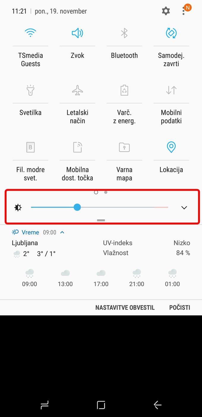 Na mobilniku Samsung Galaxy A7 smo naredili tako, da smo na začetni strani v zgornjem meniju  v dveh korakih zmanjšali osvetljevanje. | Foto: 