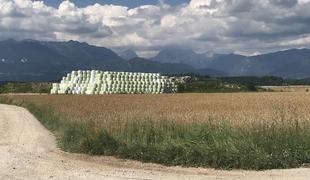 Domžalčani zadovoljni, bale s smetmi bodo končno odpeljali #video