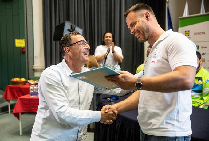 Tudi Andrej Jelenc, direktor Kajakaške zveze Slovenije, se je z darilom spomnil na Fabčiča. | Foto: Vid Ponikvar