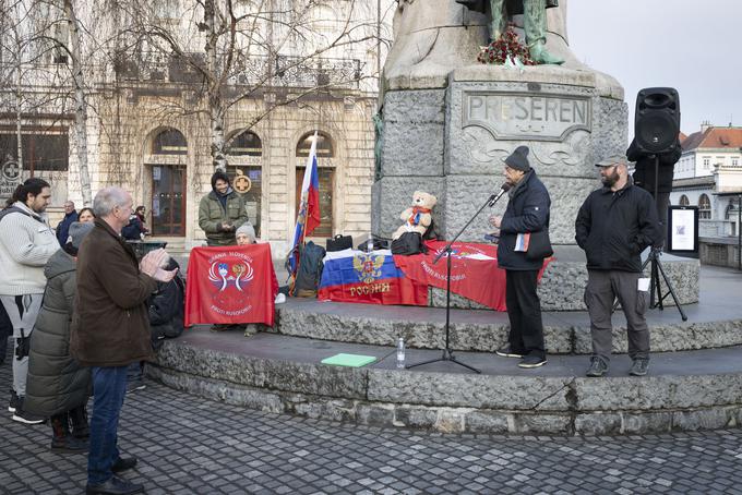 Shod podpornikov Rusije na Prešernovem trgu v Ljubljani | Foto: Bojan Puhek