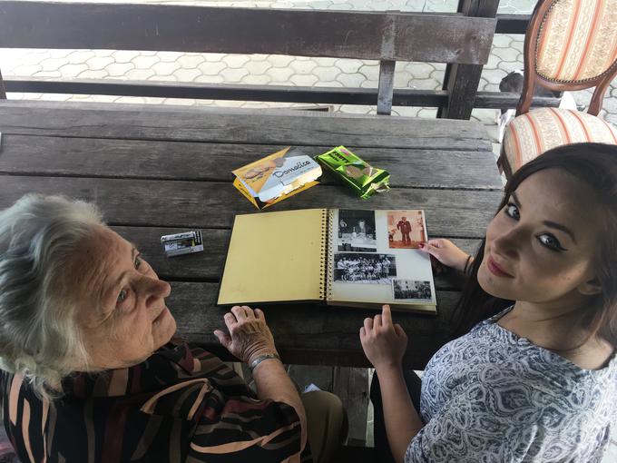 Hilda se je na poziranje že dobro navadila in se zdaj fotografirata vsak mesec. | Foto: Kaja Flisar