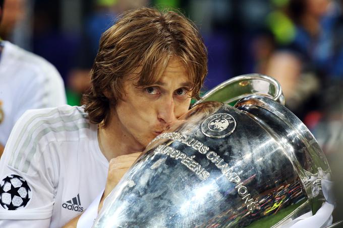 Najboljši hrvaški nogometaš v sezoni 2016/17 je Luka Modrić. Z madridskim Realom je osvojil španski, evropski in svetovni naslov. Z reprezentanco se pripravlja na nedeljsko gostovanje na Islandiji. | Foto: Reuters