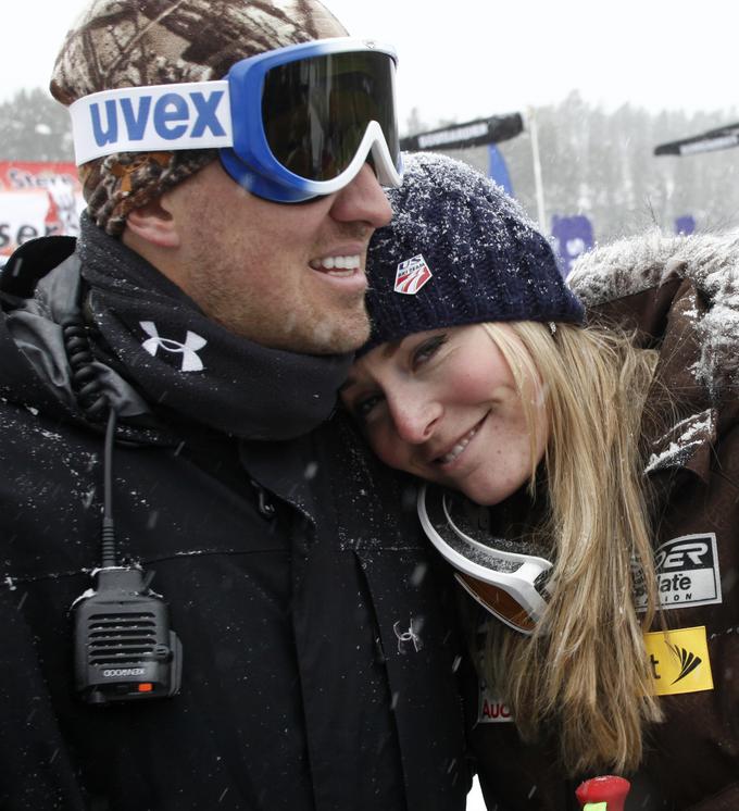 Lindsey Vonn v objemu nekdanjega moža Thomasa po zmagi v smuki na prizorišču v Lake Louisu v ZDA (december 2009).  | Foto: Reuters