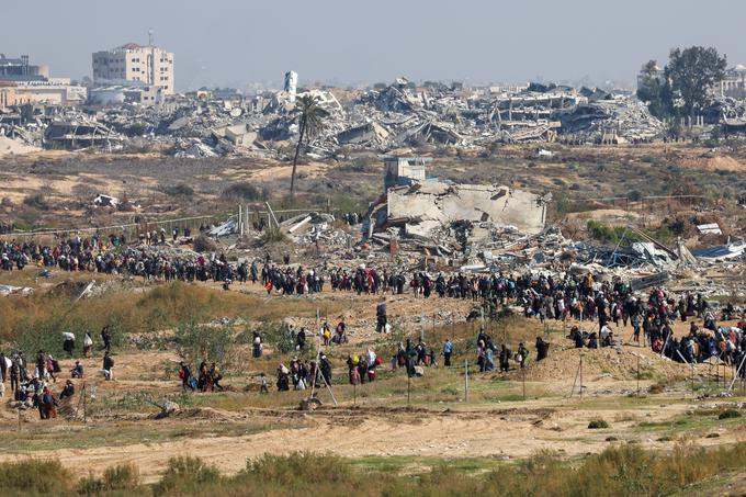 Izraelska agresija v Gazi, ki se je začela kot odziv na smrtonosni vdor palestinskih borcev na jugu Izraela in zajetjem talcev 7. oktobra 2023, je privedla do razseljevanja velike večine civilnega prebivalstva, v napadih in sistematičnem uničevanju infrastrukture pa so bile razdejane bolnišnice, šole in druge javne institucije. | Foto: Reuters