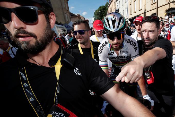 Peter Sagan je bil po sodniški odločitvi izključen z Dirke po Franciji.  | Foto: Reuters