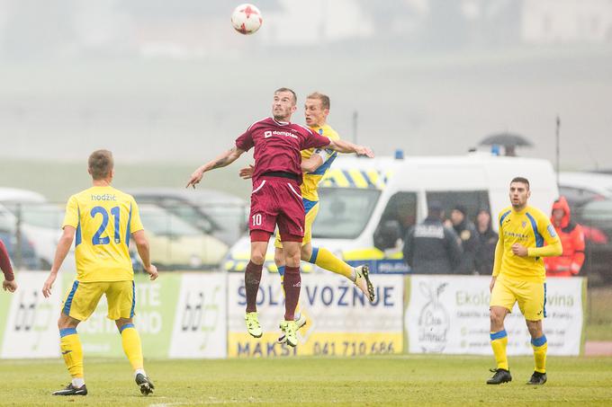 Alen Krcić je moral predčasno pod prho še pred koncem prvega polčasa. | Foto: Žiga Zupan/Sportida