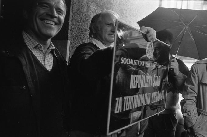 Zaradi zasedbe republiškega štaba TO so na Prežihovi ulici v Ljubljani potekali tudi protesti. Med protestniki je bil tudi zdaj že pokojni pomorščak Jure Šterk (na fotografiji drži v rokah tablo). | Foto: Tone Stojko