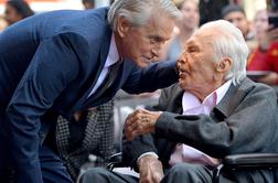 Kirk Douglas sinu Michaelu ni zapustil niti centa, prednost je dal dobrodelnosti #video