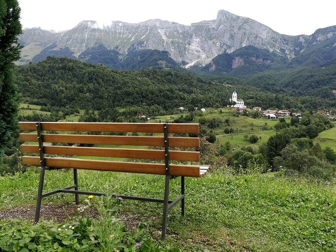 ... najdete klop, s katere je najlepši pogled na Drežnico. | Foto: Nina Vogrin