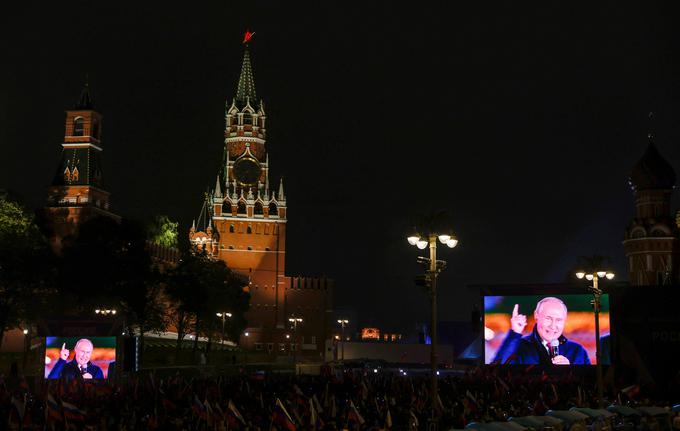 Kremelj lastno propagando v tujino širi nekoliko težje kot doma, kjer lastniško ali pa prek ključnih oseb, ki so blizu Putinovemu režimu, obvladuje vse največje medije in tiskovne agencije, neodvisno novinarstvo pa v državi tako rekoč ne obstaja več oziroma deluje v tujini. Po poročanju ruskih medijev, ki je namenjeno domačemu občinstvu, je za vojno v Ukrajini kriva napadena država in ne država, ki jo je napadla, Rusija pa naj bi bila tudi v neposredni nevarnosti, da preneha obstajati, krivca za to pa sta združeni Zahod oziroma zveza Nato, na primer. | Foto: Reuters