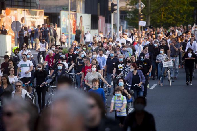 Protesti | "Ko postaneš za mizo nezaželen gost, ti žal ne ostane drugega kot dostojno izražati svoja stališča na druge načine – eden od teh so tudi mirni protesti," poudarjajo v petih sindikalnih centralah.  | Foto STA