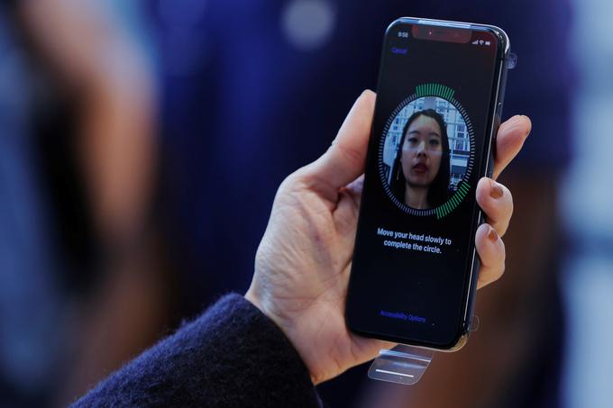 iPhone X sploh nima čitalnika prstnih odtisov. Edina načina za zaklepanje in odklepanje naprave sta uporaba gesla ali funkcije za prepoznavo obraza FaceID. Ta je sicer velika tehnološka novost, a ima tudi veliko pomanjkljivost. Kliknite na fotografijo in preberite, kakšno. | Foto: Reuters