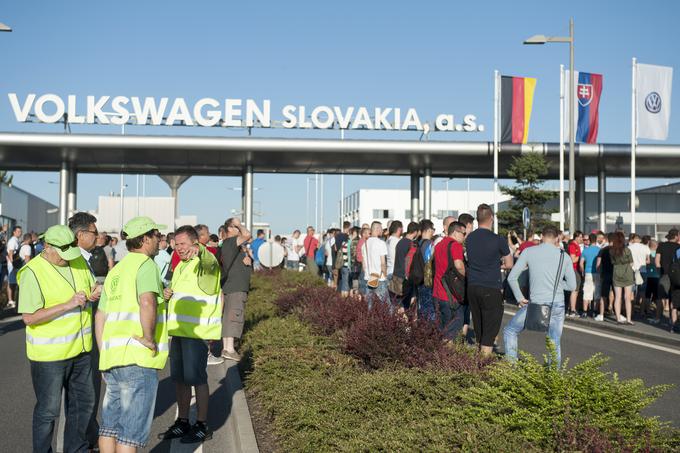 Slovaška je država, ki je po zlomu komunizma privabila številne vlagatelje, zlasti na področju avtomobilske industrije. Nižja cena delovne sile v tranzicijskih državah je magnet za zahodne vlagatelje, še zlasti, če je ugodna tudi davčna zakonodaja. Na fotografiji so slovaški delavci v Volkswagnovi tovarni, ki so leta 2017 s stavko zahtevali višje plače. | Foto: Guliverimage/Vladimir Fedorenko