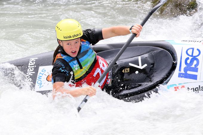 Eva Alina Hočevar je zgovoren dokaz pregovora, da jabolko ne pade daleč od drevesa. Njen oče je nekdaj zelo uspešni kanuist Simon Hočevar, 16-letnica pa rtudi sama osvaja medalje kot po tekočem traku. Samo z letošnjih največjih mladinskih tekmovanj se je vrnila s sedmimi odličji, osvojila pa je tudi naslov svetovne mladinske prvakinje v kajaku na divjih vodah. | Foto: Nina Jelenc