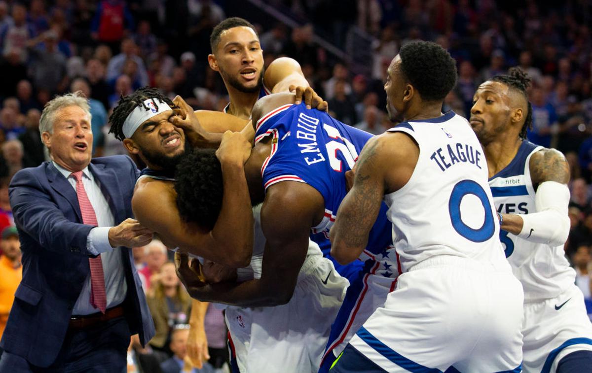 pretep Embiid Towns | Joelu Embiidu in Karlu-Anthonyju Townsu so popustili živci. | Foto Getty Images