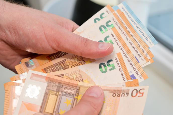 denar euro evro | Policija opozarja, da v vsakem primeru pokličete na policijo ali obvestite banko.  | Foto Shutterstock