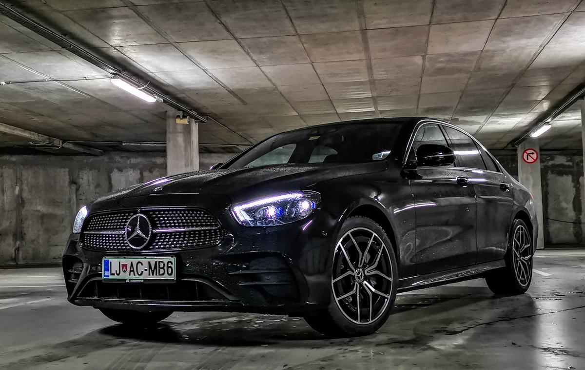 Mercedes-benz E 220d | Razred E se vizualno od predhodnika ne razlikuje bistveno, opaziti je mogoče malenkost drugačne žaromete in odbijač. | Foto Gašper Pirman