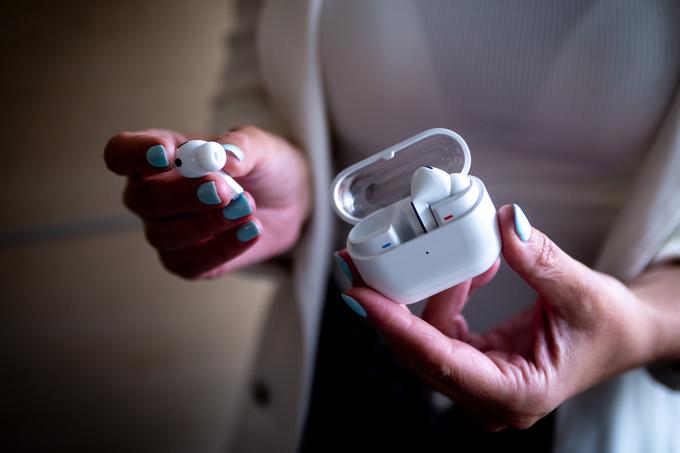 Slušalke Samsung Galaxy Buds3 Pro so na voljo v beli (na fotografiji) ali srebrni barvi. | Foto: Gaja Hanuna