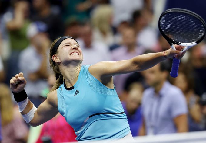 Karolina Muchova je podobno kot Coco Gauff tekmici v četrtfinalu v uvodnem nizu "zavezala kravato". | Foto: Reuters