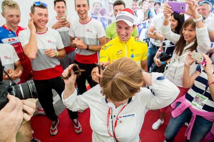 Odlično se je znašel tudi v novomeški Adrii, kjer so jo po veliki Rogličevi zmagi na dirki Po Sloveniji takole zagodli Mojci Novak, direktorici kluba. Rogliču je pripadla čast, da ji odreže (zajeten) šop las ... Razlog? Stava. Del naglavnega okrasja v zameno za zmago. | Foto: 