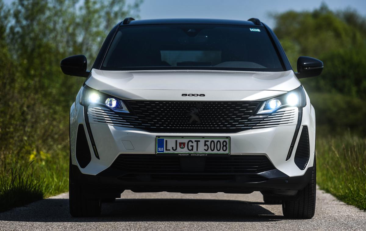 Peugeot 5008 | Zgornja rešetka maske se brez okvirja zajeda v luči, z nakazanimi podaljšanimi režami kot lep izdelek sega prek vse širine. Ledice so po prenovi usmerjene poševno navzdol. | Foto Gašper Pirman