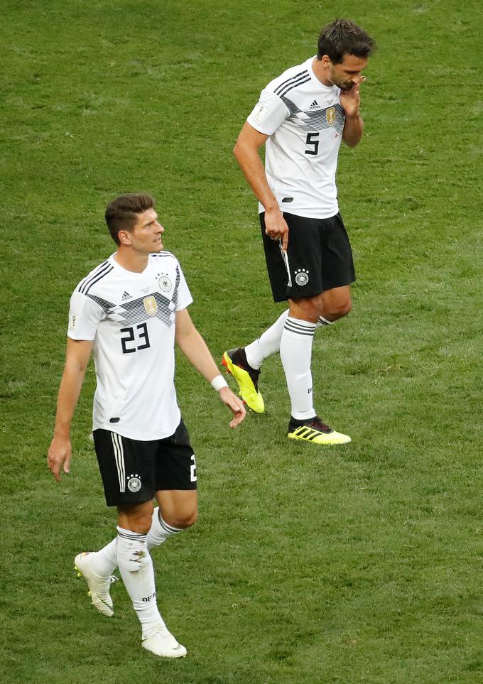 Mats Hummels bo zaradi poškodbe vratu preskočil dvoboj s Švedsko. Mario Gomez kandidira za mesto v konici napada. | Foto: Reuters