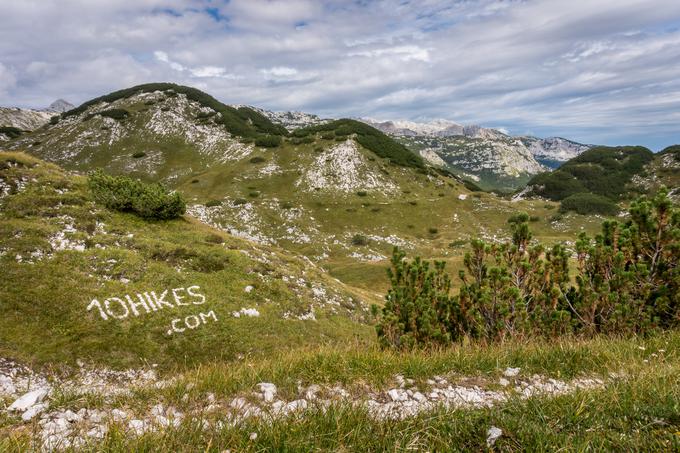 Na območju Komne in Lanževice je iz kamenja sestavil napis 10 hikes. | Foto: Peter Markič