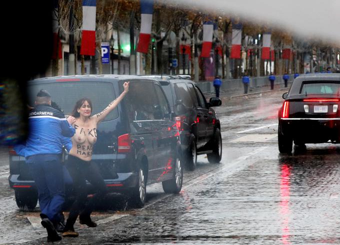 Ameriški predsednik je bil pred prihodom na prizorišče priča neprijetnemu dogodku. Dvema protestnicama z razkritimi prsmi je namreč uspelo zaobiti varnostne ograje in pripadnike varnostnih sil ter se prebiti do njegove avtomobilske povorke. | Foto: Reuters