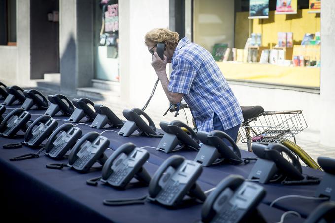 Program izvajajo usposobljeni prostovoljci. Posameznik v stiski ima možnost, da pokliče na brezplačno telefonsko številko 116 123, namenjeno pogovoru z odraslim. | Foto: Ana Kovač