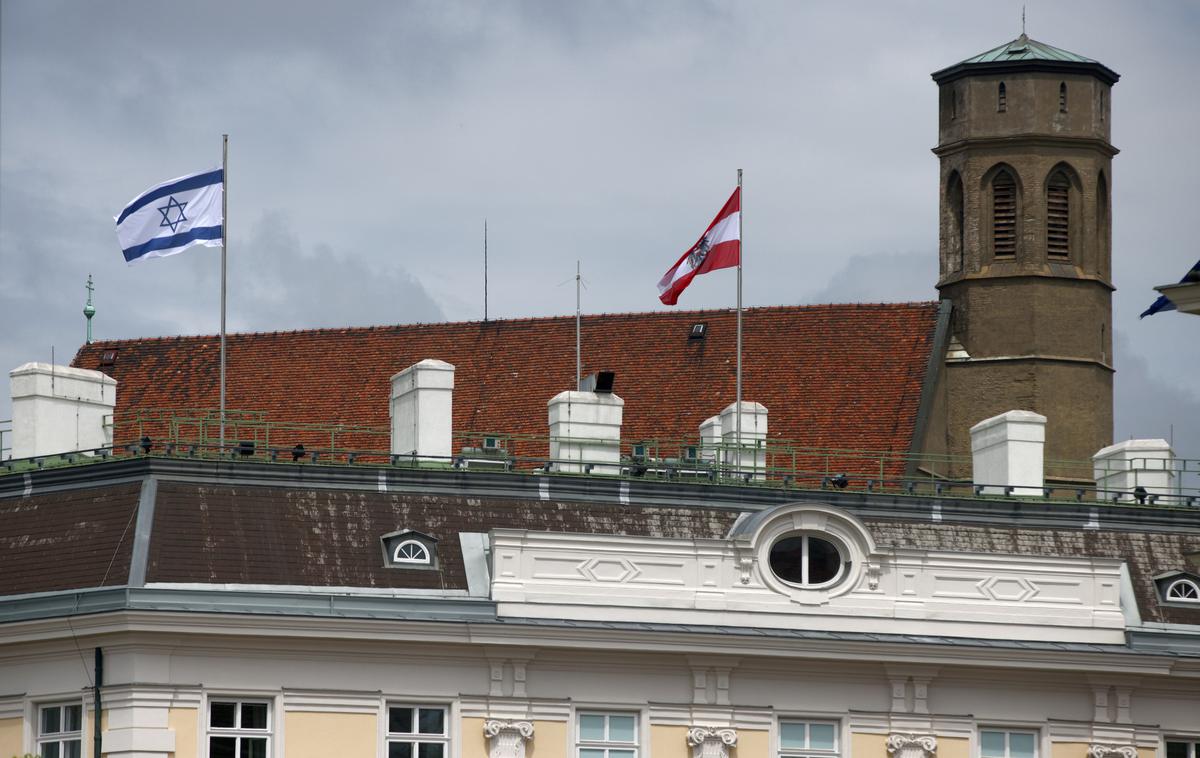 Izraelska zastava na Dunaju | Avstrija je v znak podpore Izraelu na vladnih poslopjih izobesila izraelske zastave.  | Foto Reuters