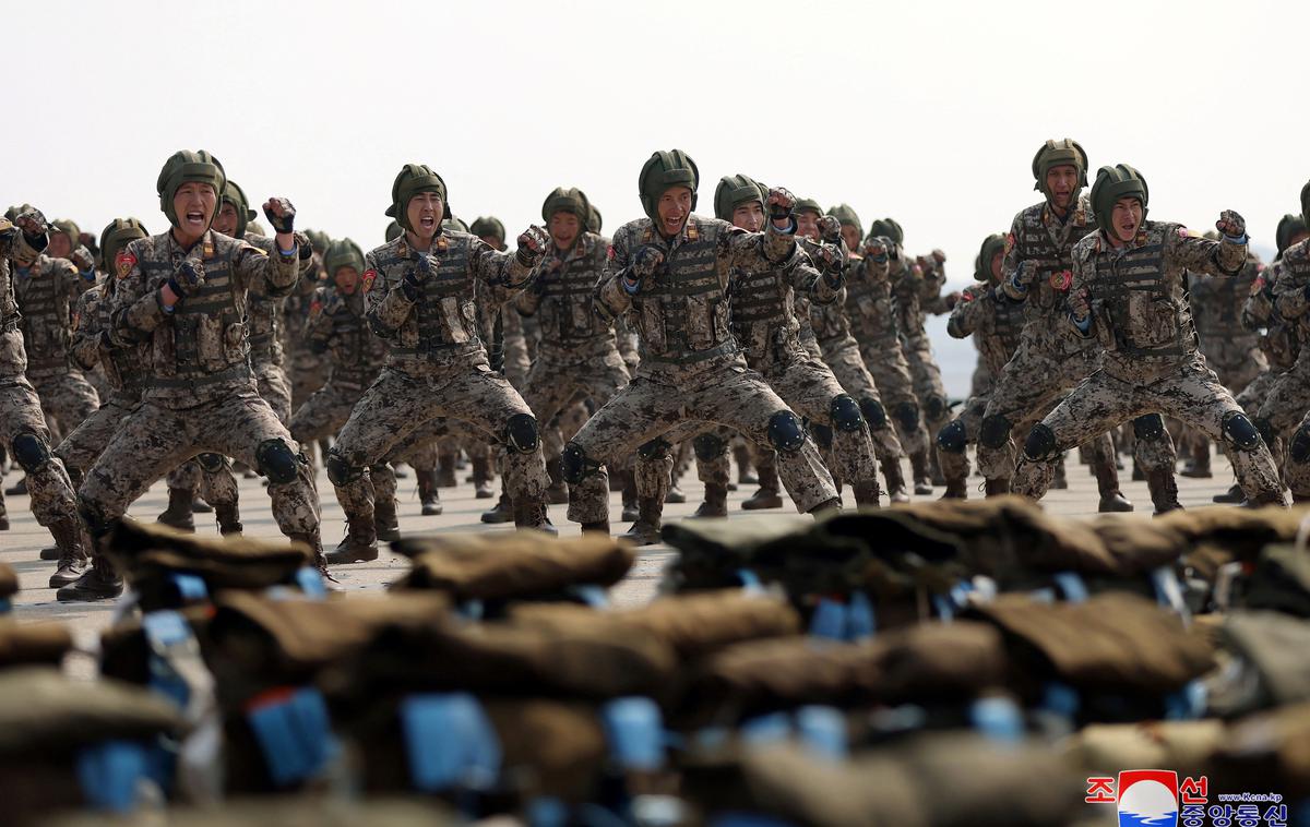 severnokorejski vojaki, vojska, Sverna Koreja | V spopadih je doslej življenje izgubilo 300 severnokorejskih vojakov, približno 2.700 je bilo ranjenih. | Foto Reuters