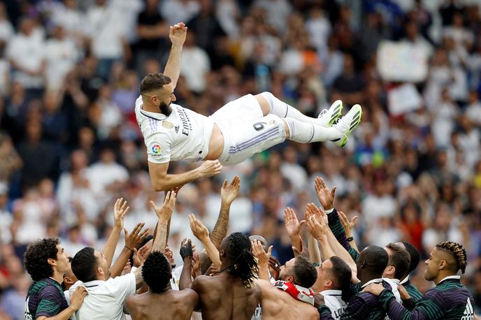 Benzema Real Madrid | Real Madrid je v zadnjem krogu ubranil drugo mesto. Z zadetkom za končnih 1:1 ga je zagotovil Karim Benzema, ki se po 14 letih poslavlja od belega dresa. Po tekmi je doživel veliko čast.  | Foto Reuters