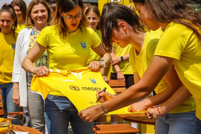 Na fotografiji: podpis majice najboljše strelke v zgodovini ŽNK Radomlje | Foto: 