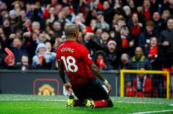 Tudi Ashley Young podaljšal z Unitedom