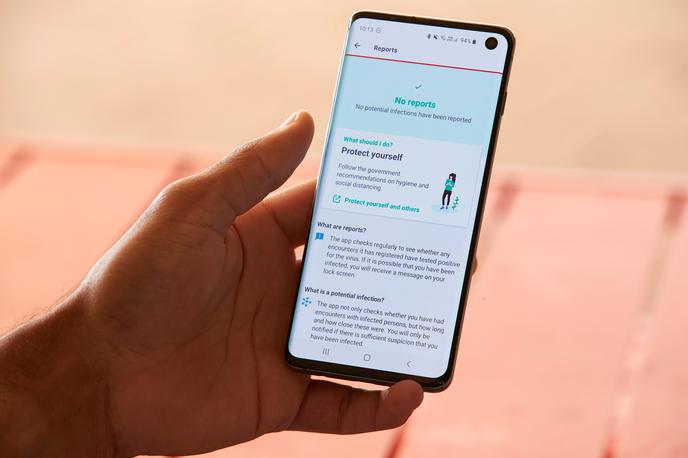aplikacija koronavirus covid-19 Švica | Minister za javno upravo Boštjan Koritnik je v ponedeljek napovedal, da bo aplikacija za vse prostovoljna. | Foto Reuters