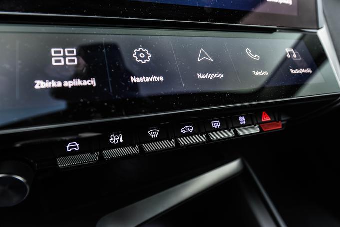 Nova ureditev gumbov pod digitalnm zaslonom, ki pa jih v primeru uporabe vmesnikov kot je CarPlay niti ne potrebujemo več. | Foto: Gašper Pirman