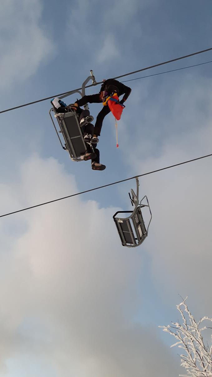 Pri reševanju ujetih so pomagali žičničarji, dežurna reševalna služba, kranjski reševalci in gasilci ter jamarji. | Foto: Miha Triler/GRS Kranj