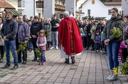 Na blagoslov butaric prišli z litrom gina in cigaro v ustih #foto #video