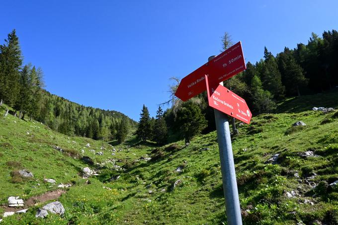 Na kočo na Loki se usmerimo levo navzgor v strm klanec. Pred nami je še druga polovica vzpona. | Foto: Matej Podgoršek